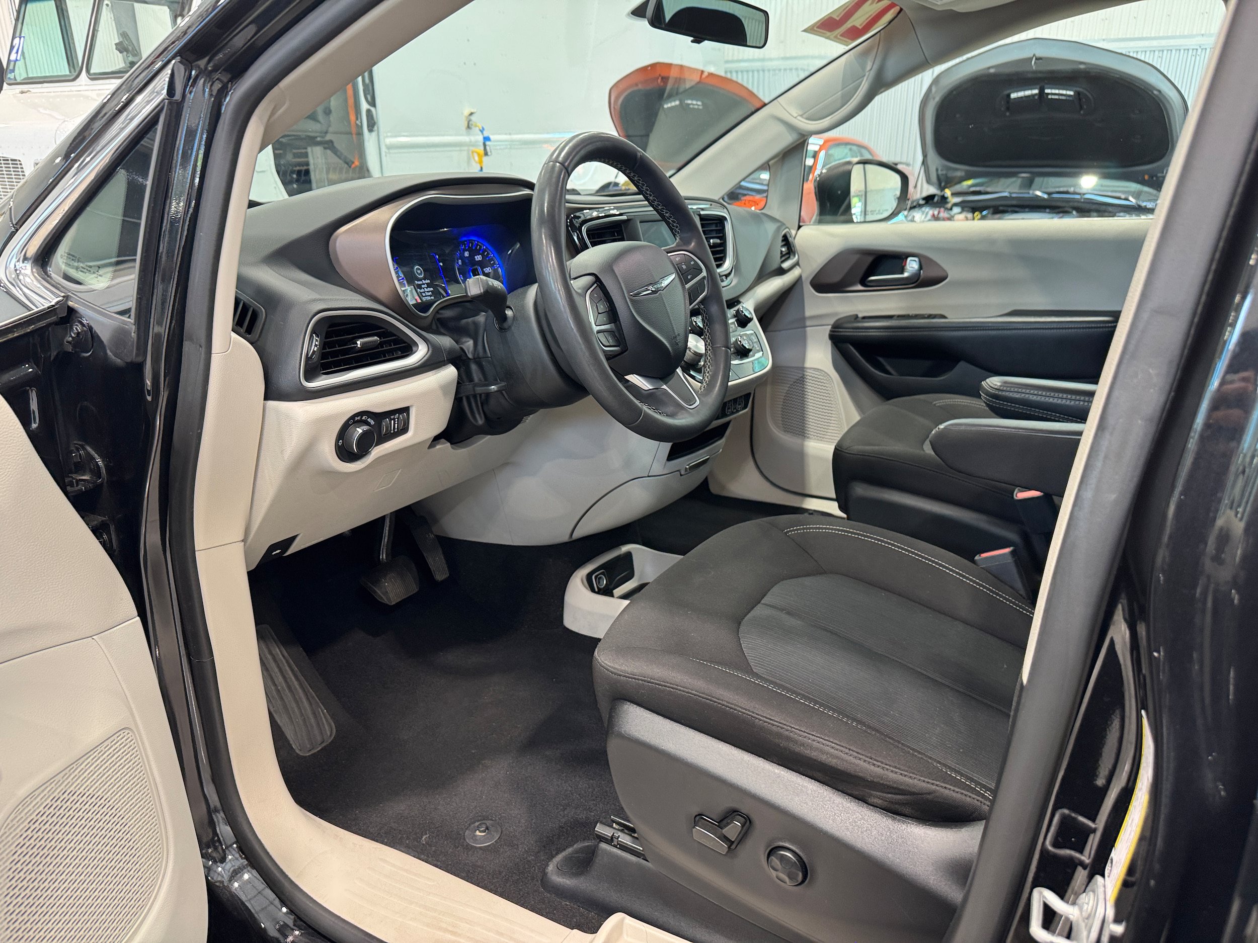 Used 2022 Chrysler Voyager LX FWD image 15