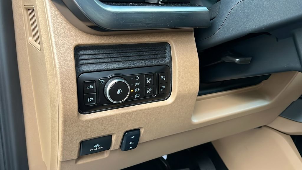 New 2026 Ford F250 Lariat w/ Black Appearance Package image 13