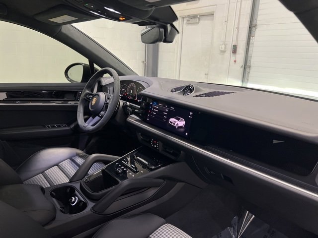 Used 2024 Porsche Cayenne Coupe image 73