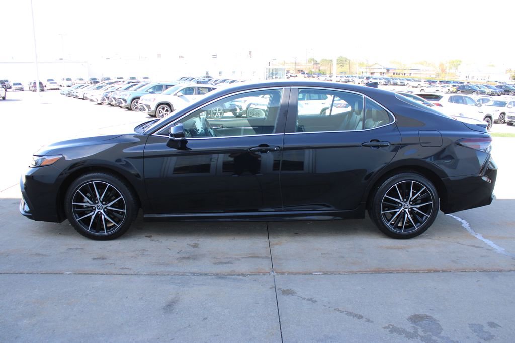 Used 2024 Toyota Camry SE image 4
