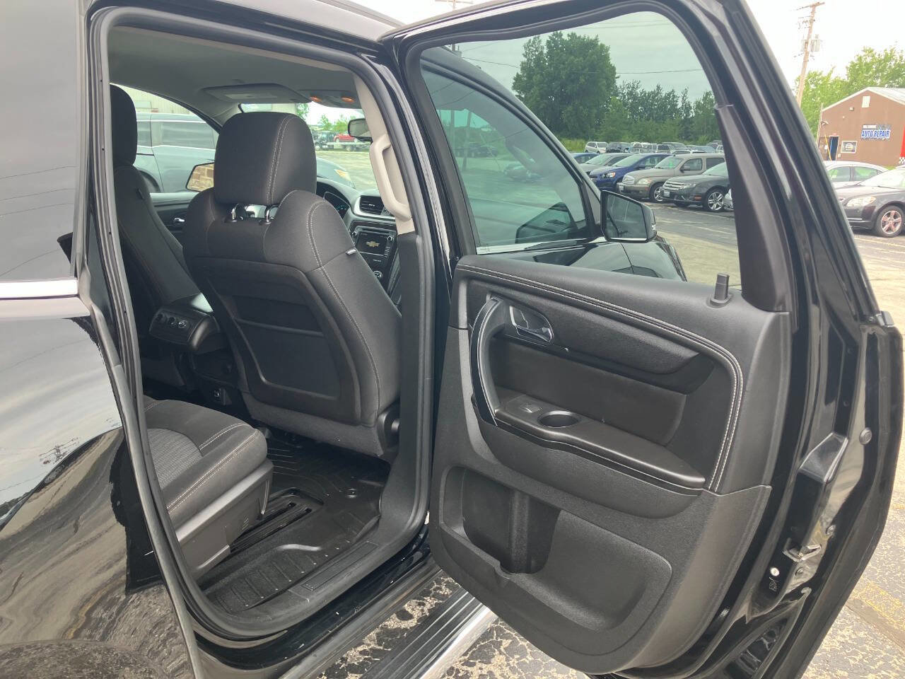 Used 2017 Chevrolet Traverse LT image 16