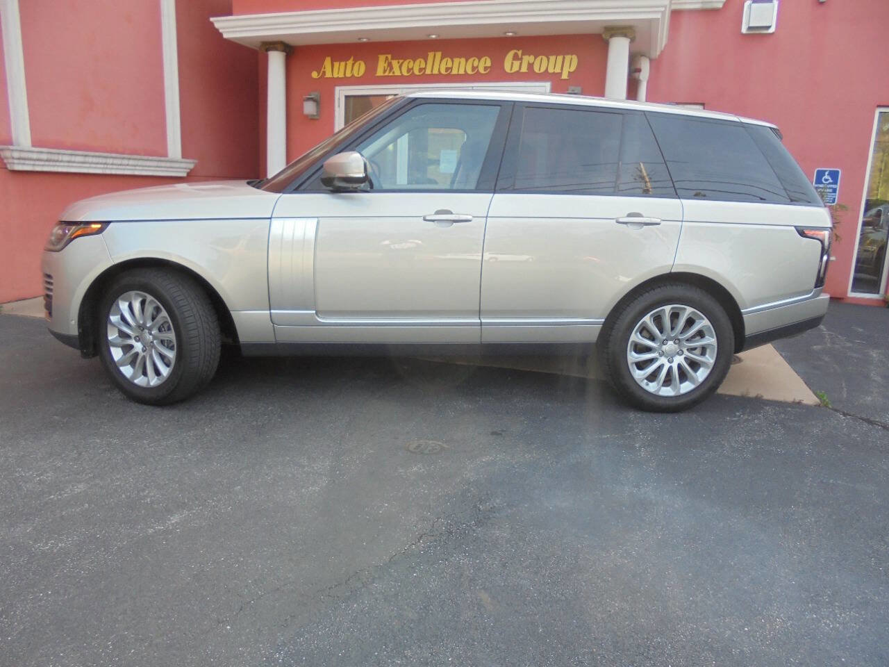 Used 2019 Land Rover Range Rover HSE AWD/4WD image 4