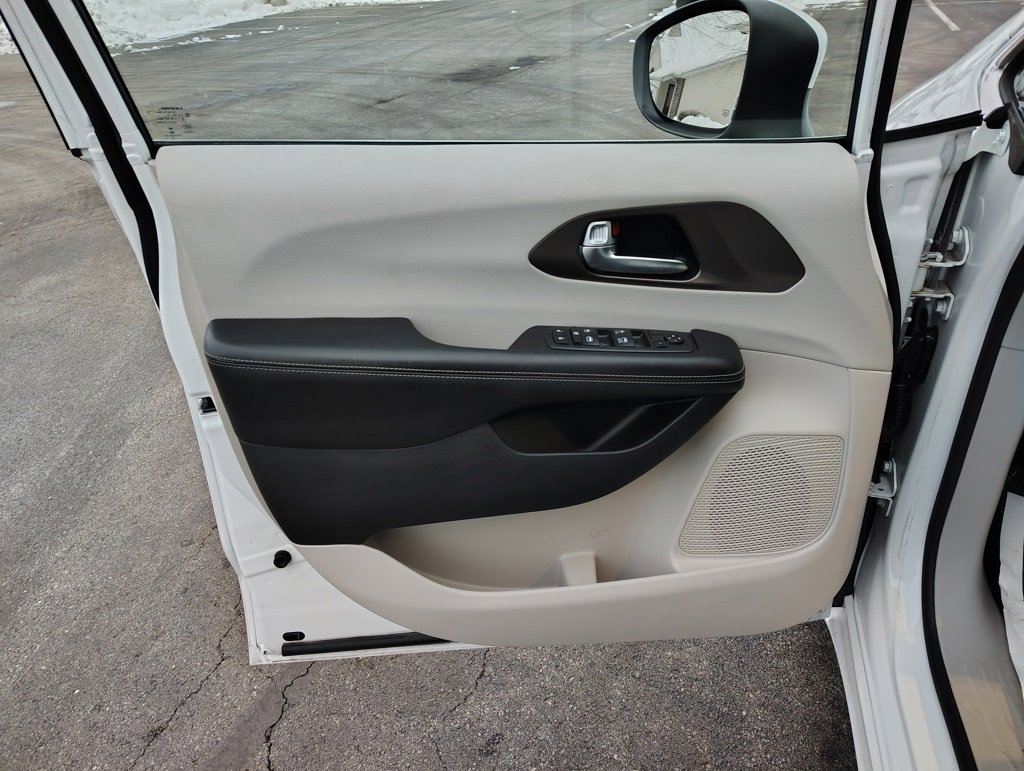 Used 2020 Chrysler Voyager LX image 11