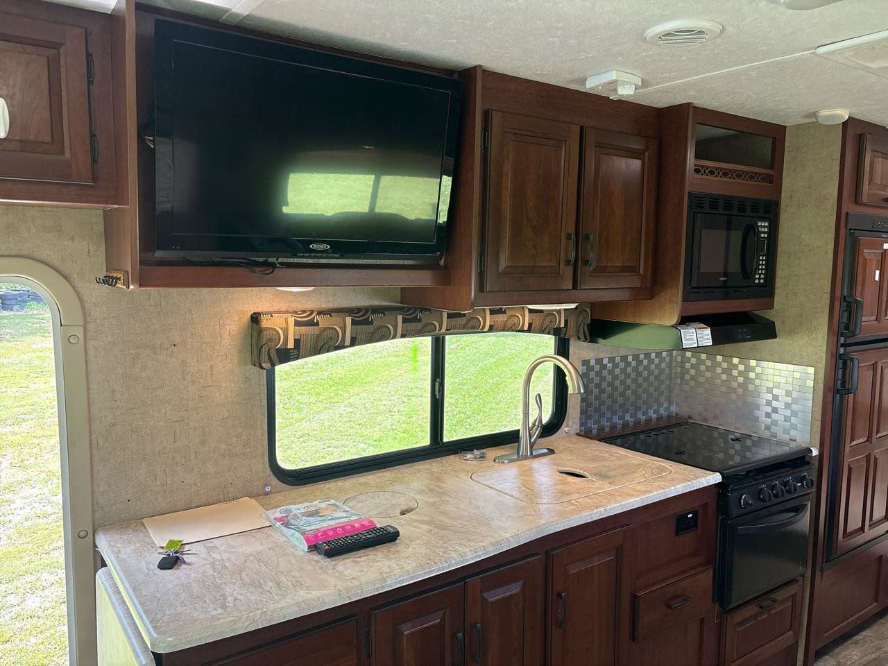Used 2014 Ford E-450 and Econoline 450 Super Duty w/ Motorhome Prep Package RWD image 14