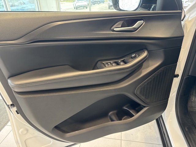 Used 2023 Jeep Grand Cherokee Altitude image 10