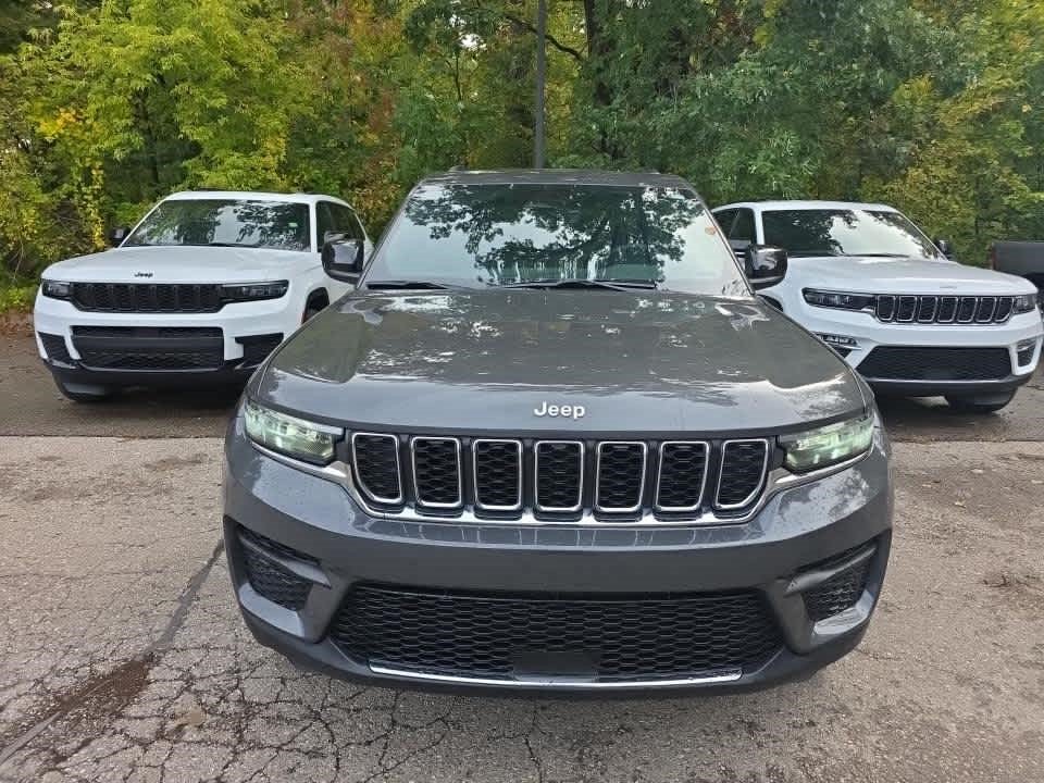 Used 2025 Jeep Grand Cherokee Laredo w/ Luxury Tech Group I AWD/4WD image 2