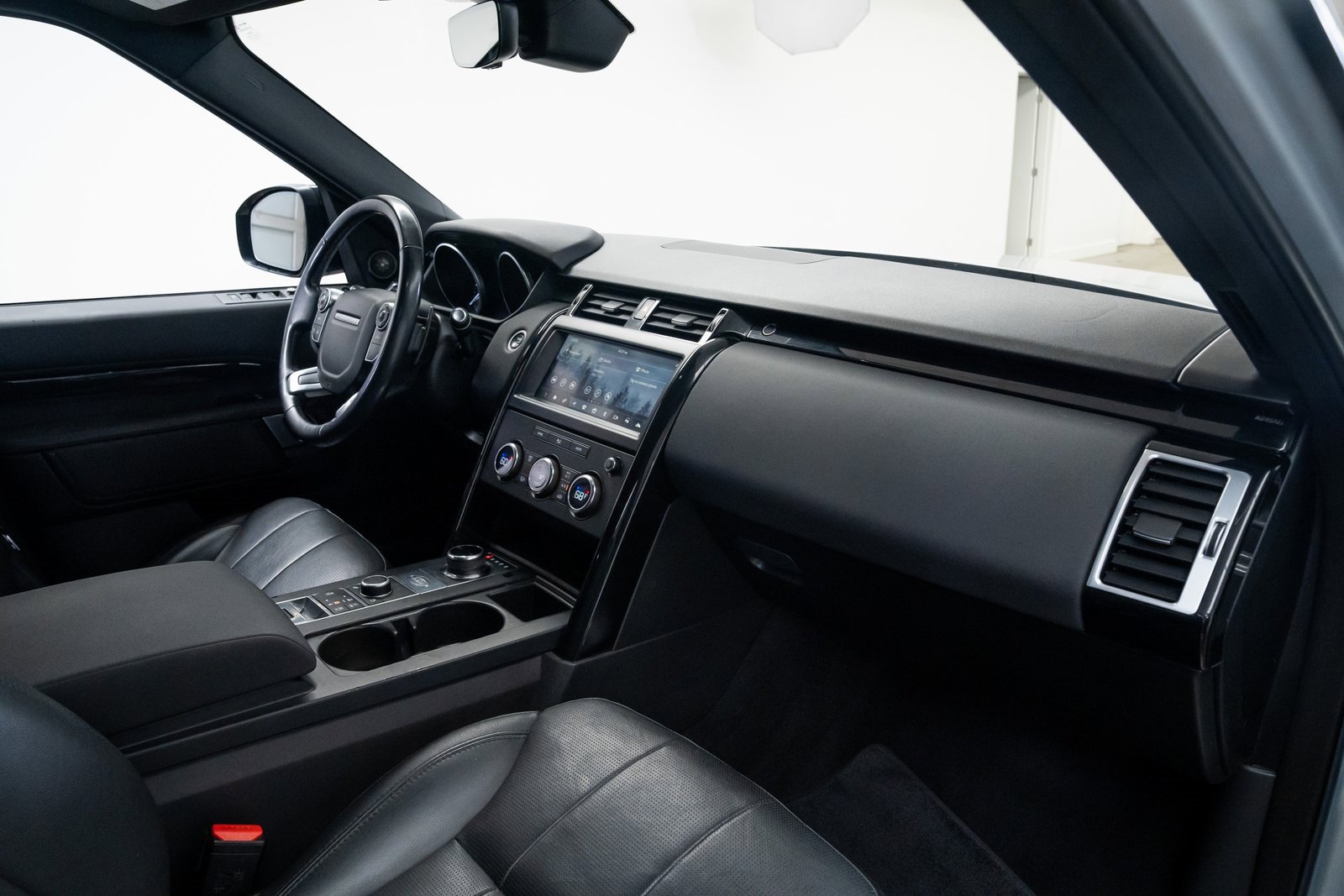 Used 2018 Land Rover Discovery SE image 25