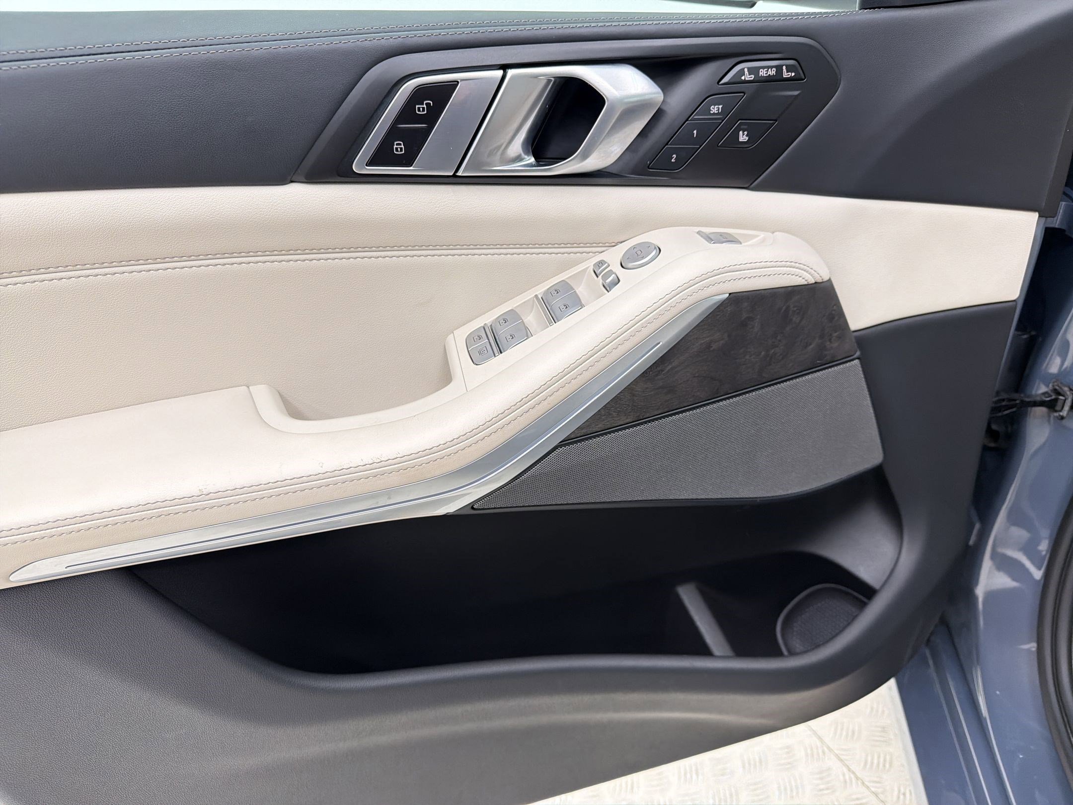 Certified 2024 BMW X7 xDrive40i w/ Premium Package image 13