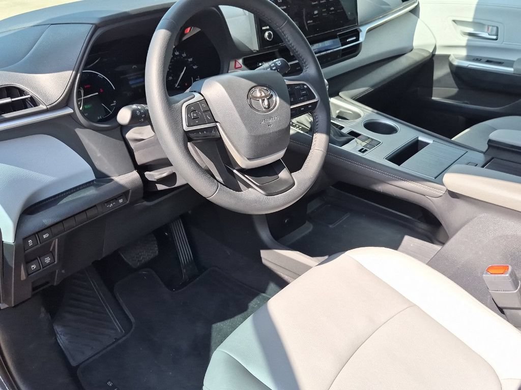 Certified 2025 Toyota Sienna XLE FWD image 10