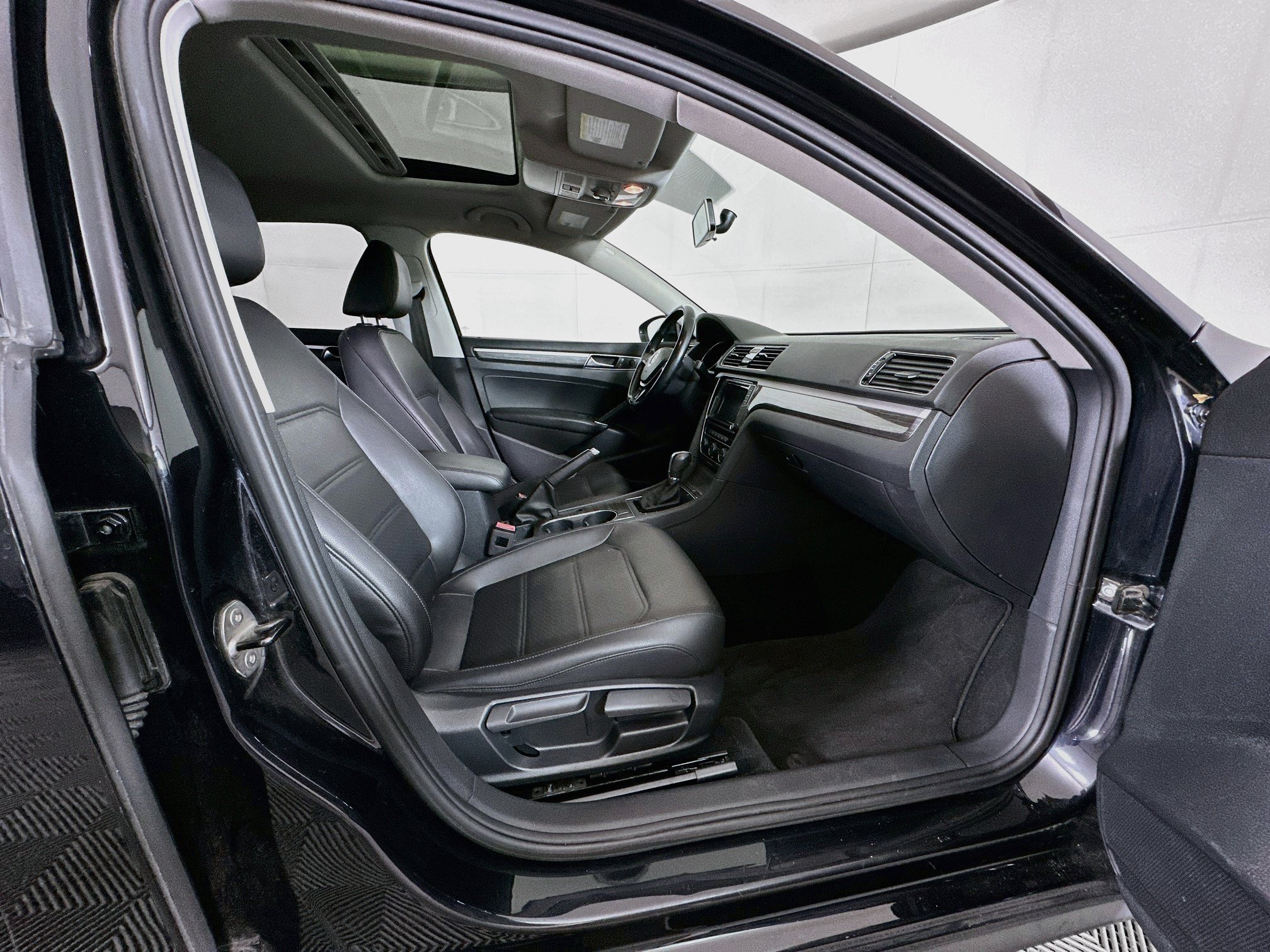 Used 2018 Volkswagen Passat 2.0T SE FWD image 31