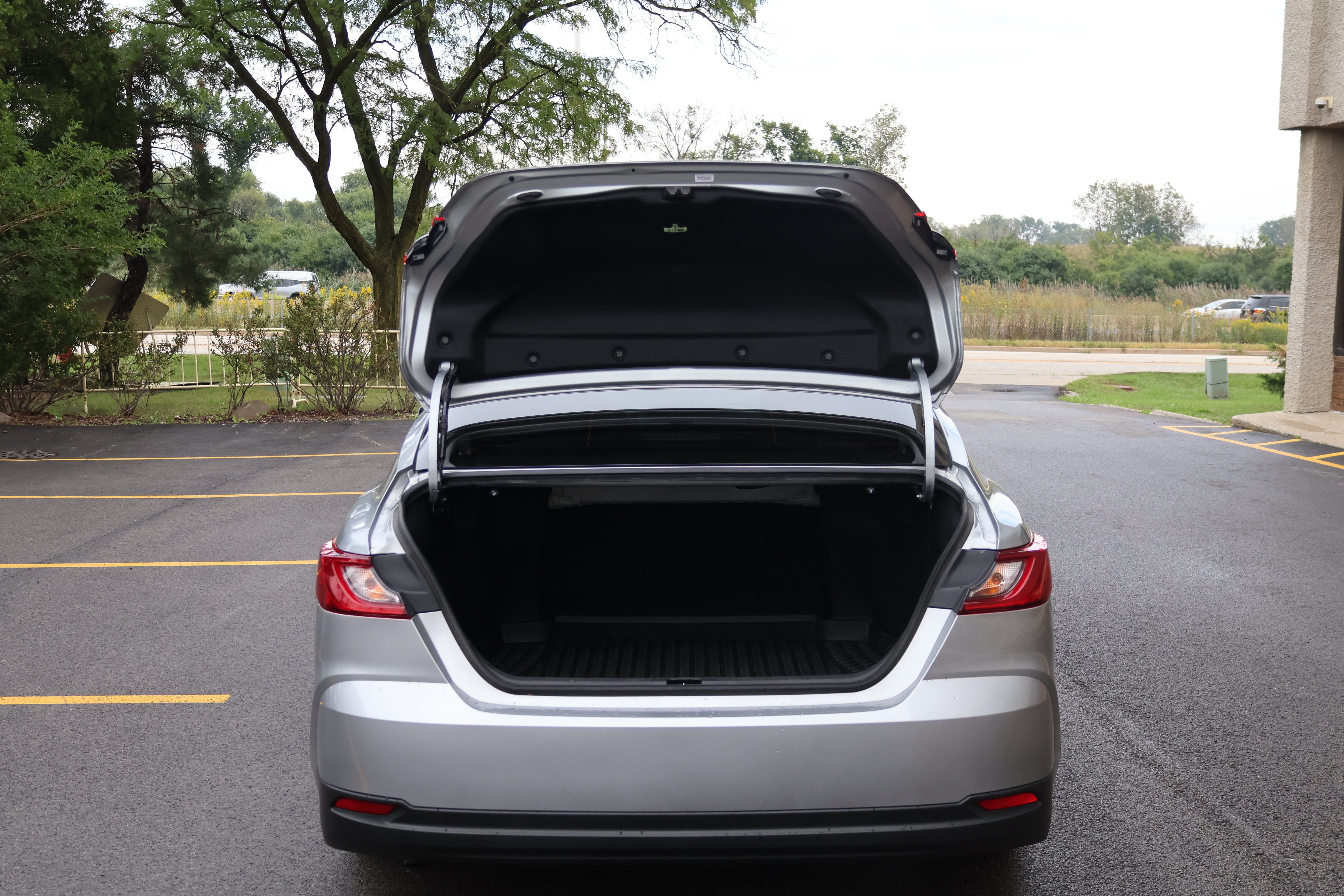 Used 2025 Toyota Camry LE FWD image 5