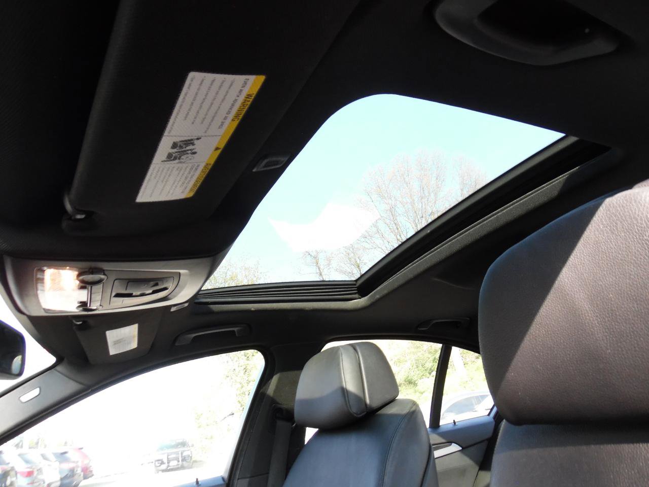 Used 2012 BMW 550i xDrive Sedan image 17