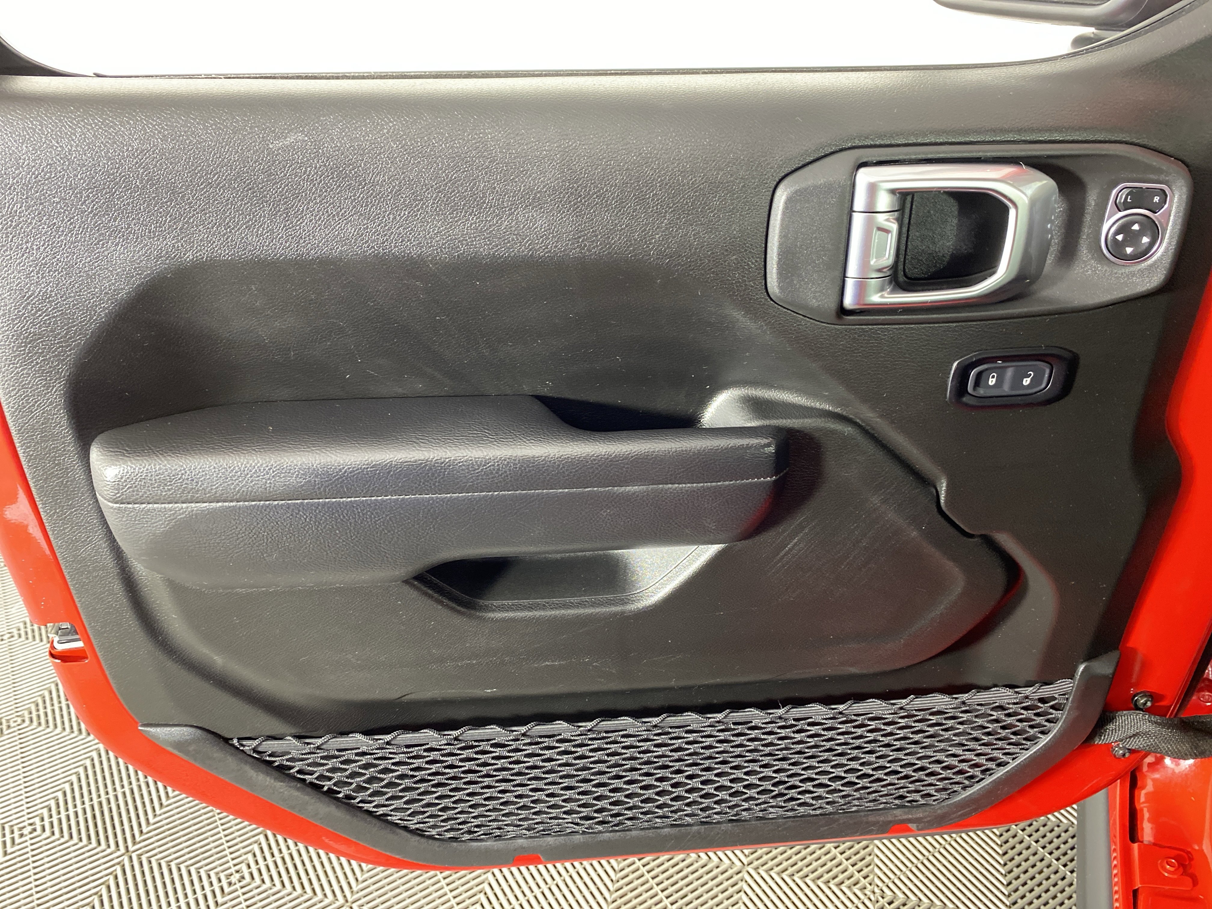 Used 2025 Jeep Wrangler Unlimited Rubicon 4xe w/ Convenience Group AWD/4WD image 13