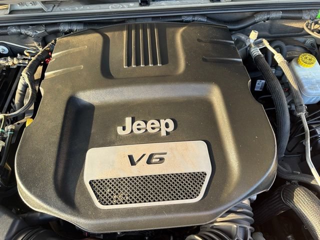 Used 2017 Jeep Wrangler Unlimited Sahara w/ Connectivity Group AWD/4WD image 27