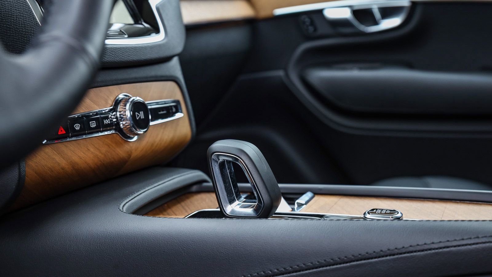 Used 2025 Volvo XC90 B6 Plus image 23