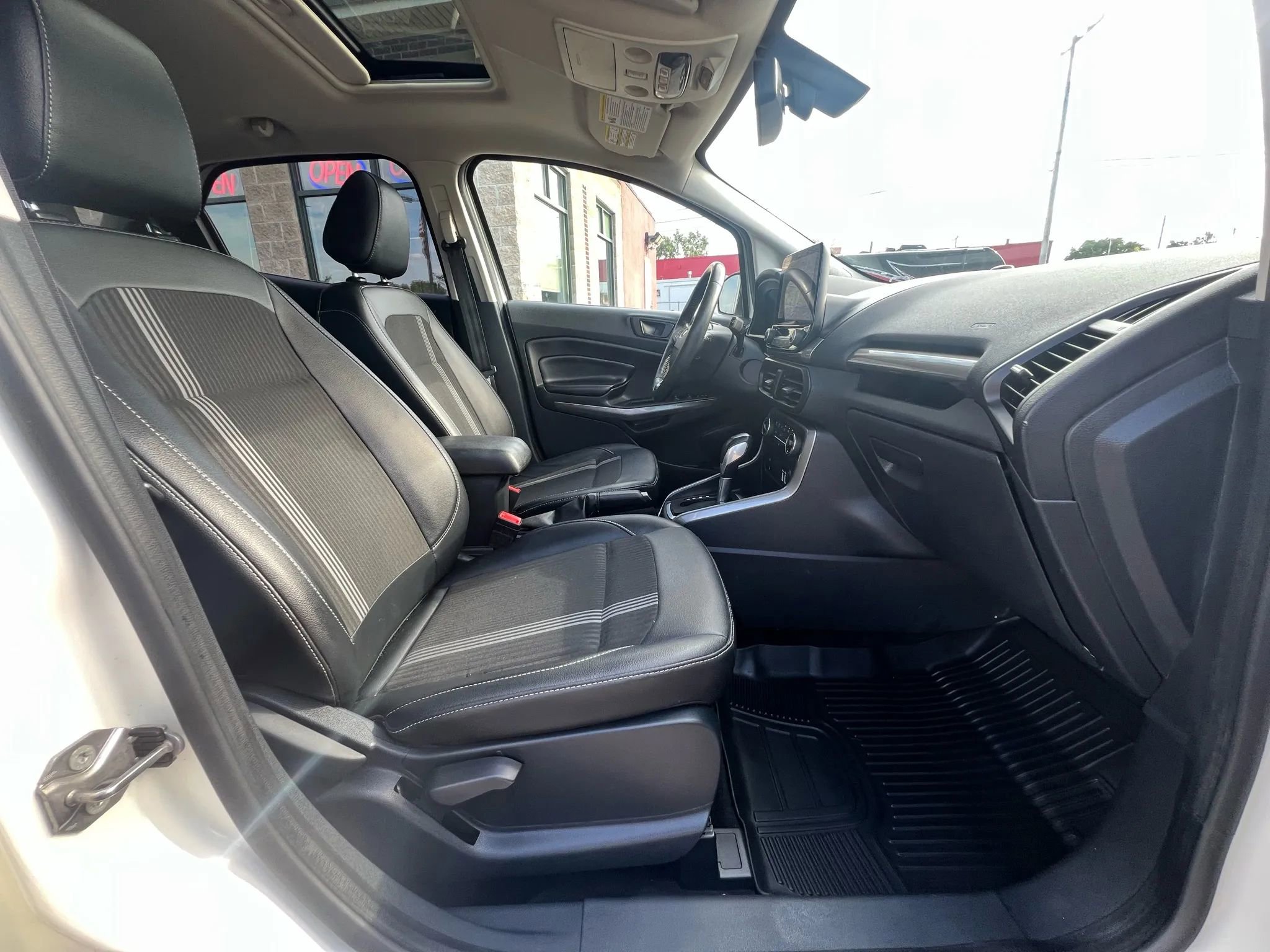 Used 2020 Ford EcoSport SES w/ SES Black Appearance Package image 29