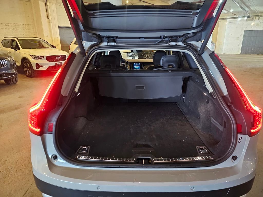 Certified 2025 Volvo V90 B6 Cross Country Plus image 7
