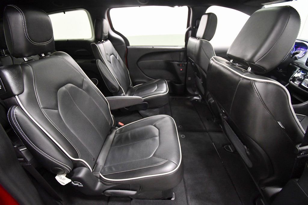 Used 2025 Chrysler Pacifica Limited image 18