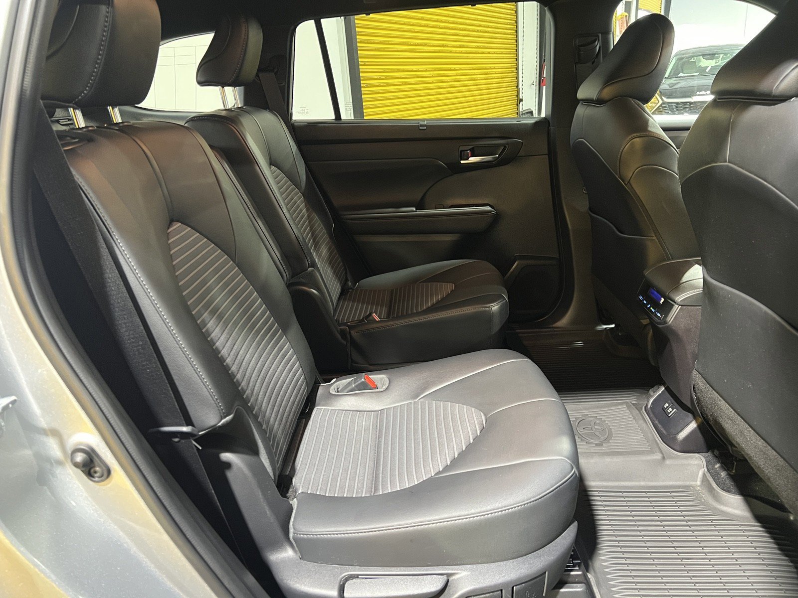 Used 2021 Toyota Highlander XSE image 17