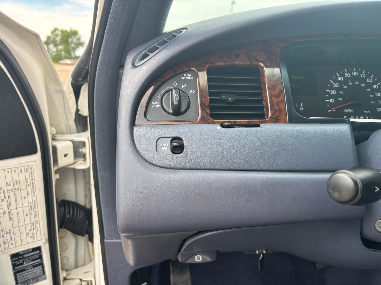 Used 1999 Lincoln Town Car Executive RWD image 15