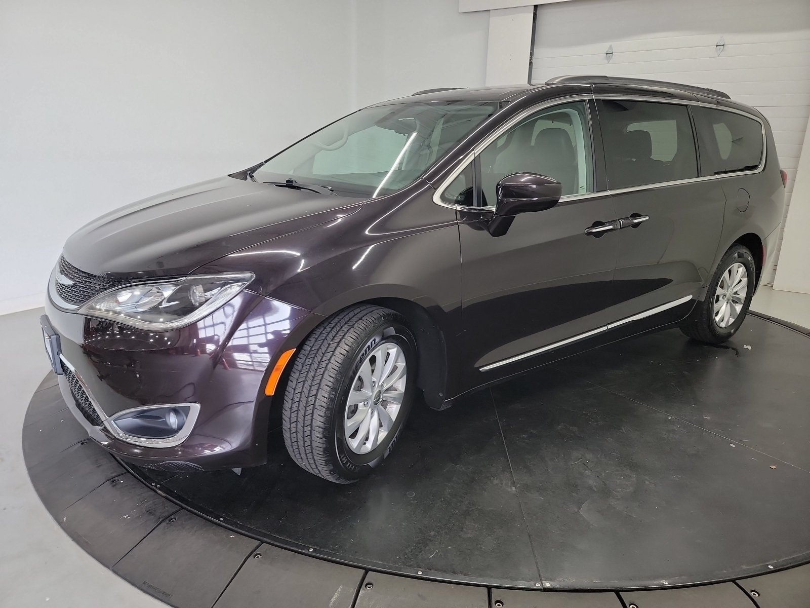 Used 2017 Chrysler Pacifica Touring-L FWD video 3