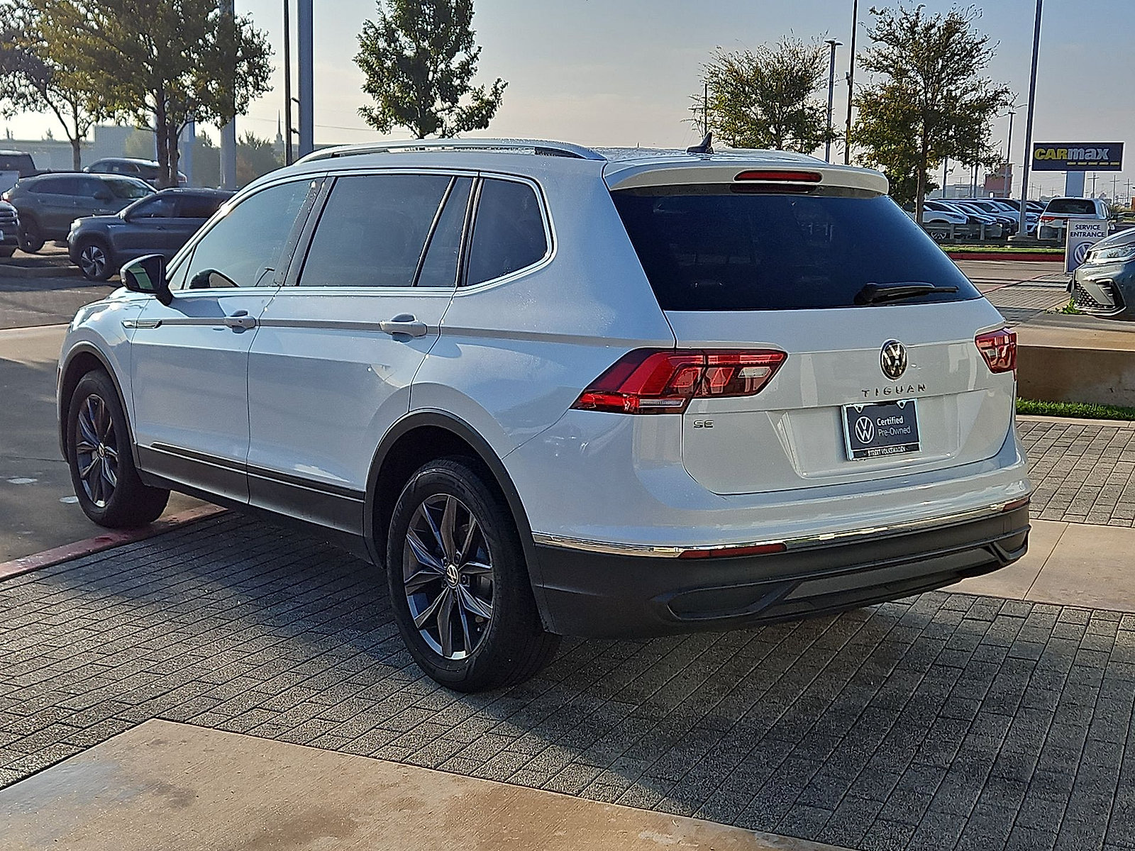 Certified 2023 Volkswagen Tiguan SE w/ Panoramic Sunroof Package FWD image 6