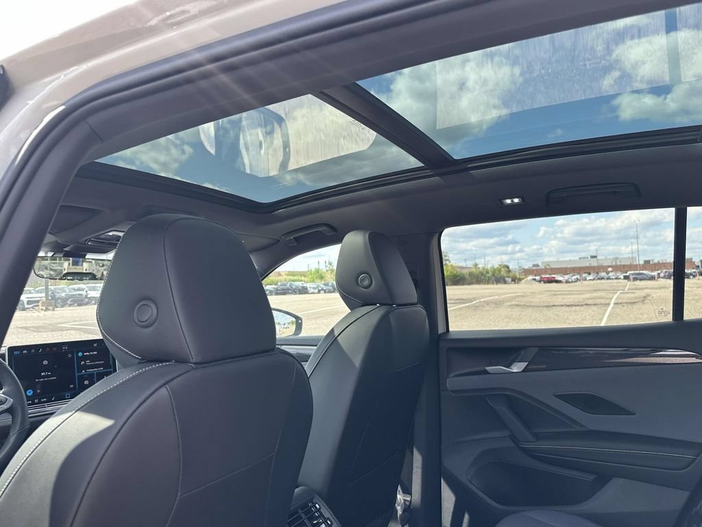 New 2026 Volkswagen Tiguan SE R-Line AWD/4WD image 11