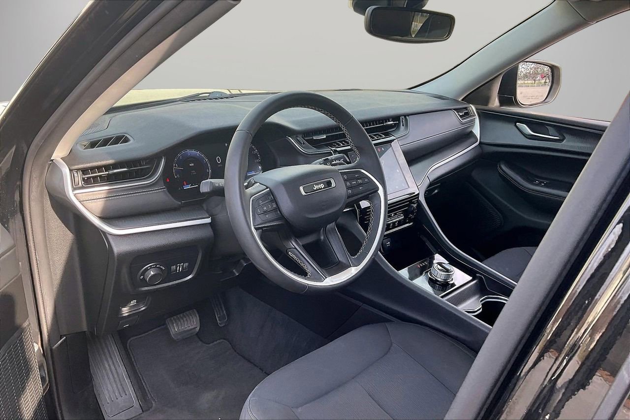 Certified 2023 Jeep Grand Cherokee Laredo X image 20