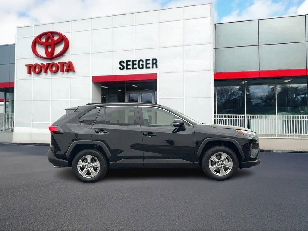 Used 2025 Toyota RAV4 XLE AWD/4WD image 2