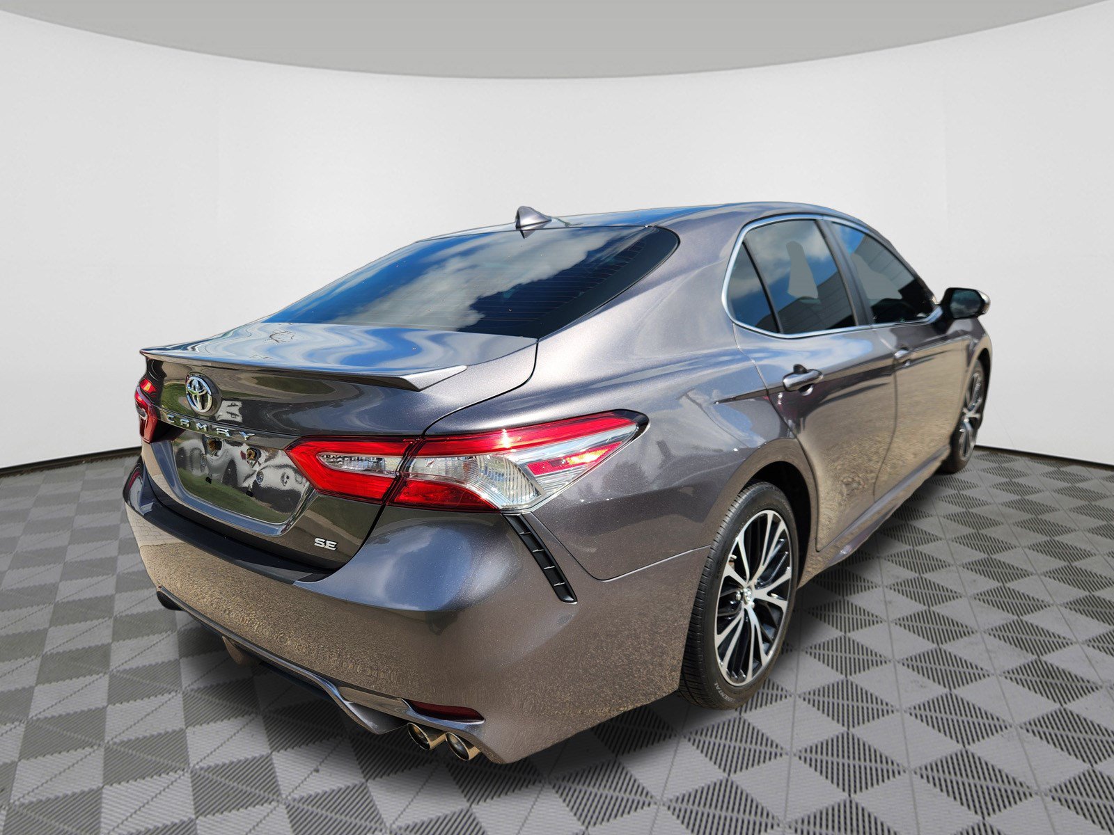 Used 2019 Toyota Camry SE FWD image 4