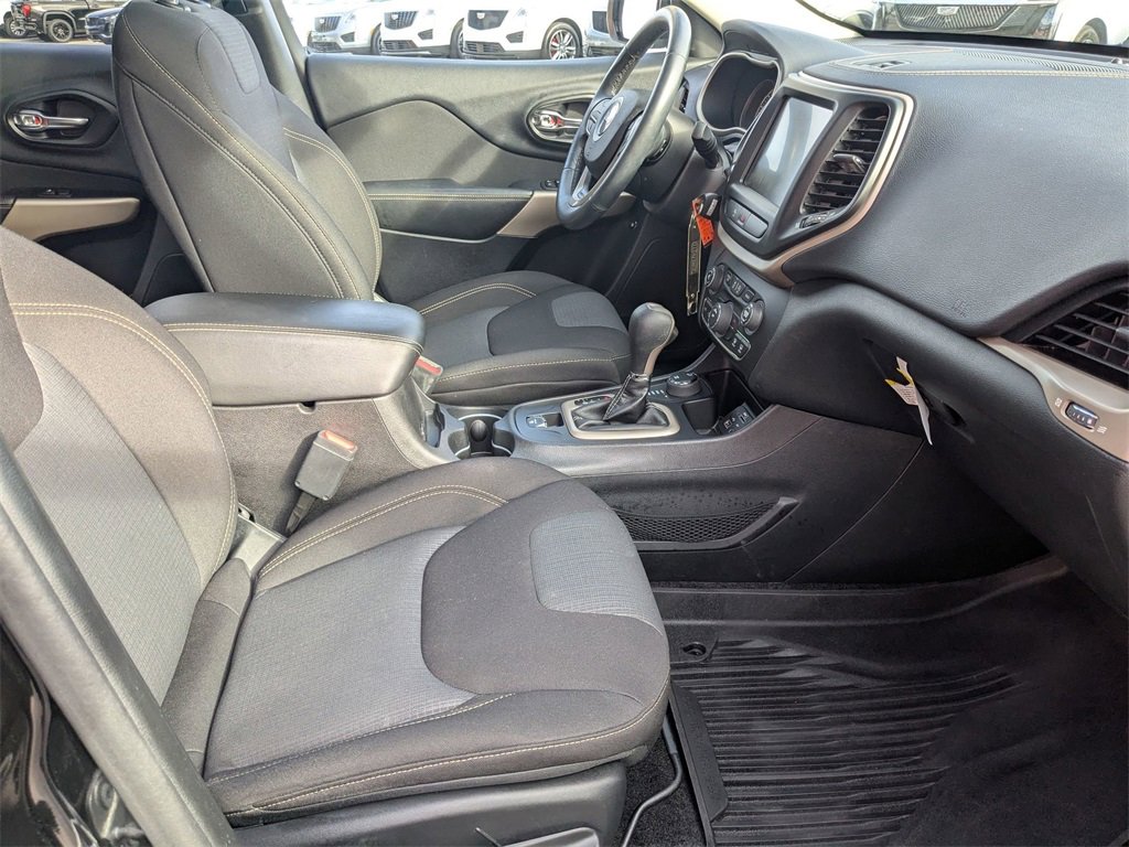 Used 2017 Jeep Cherokee Latitude w/ Safety/Convenience Group image 28