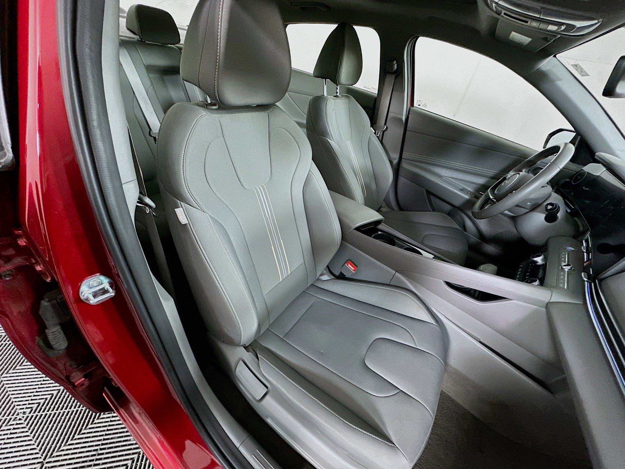 Used 2025 Hyundai Elantra SEL FWD image 31