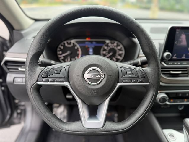 Used 2025 Nissan Altima 2.5 SV FWD image 3