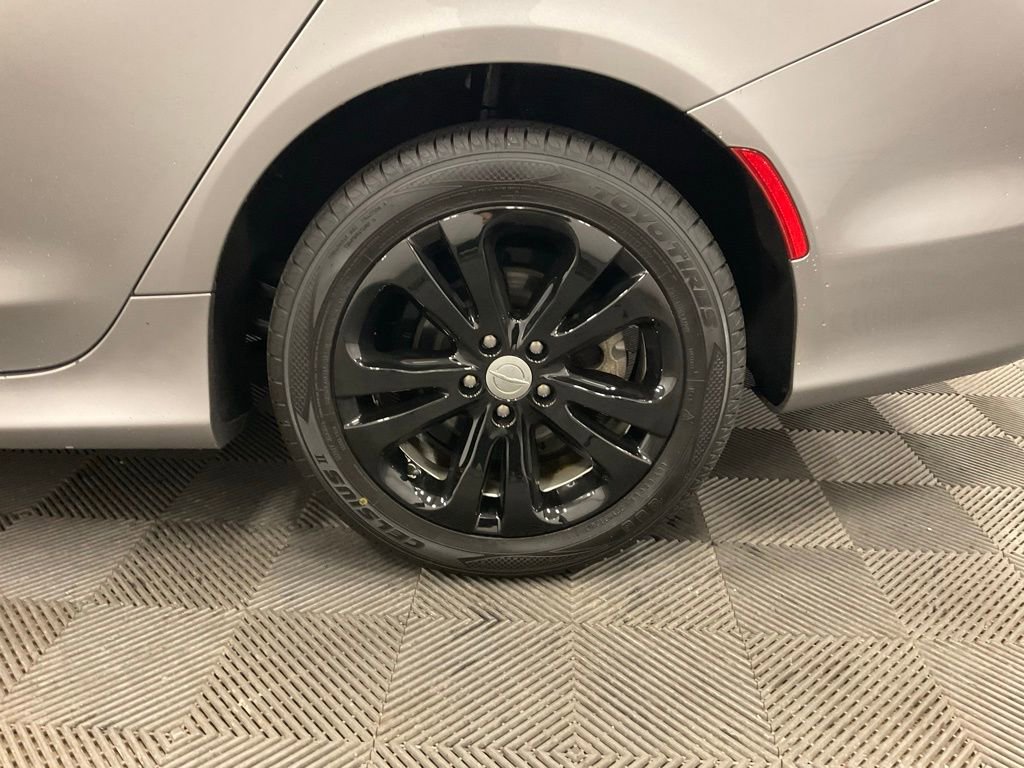 Used 2016 Chrysler 200 Limited image 28