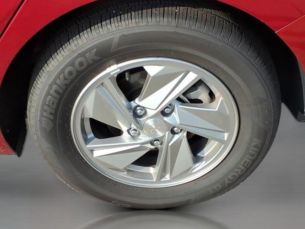 Certified 2025 Hyundai Elantra SE FWD image 5