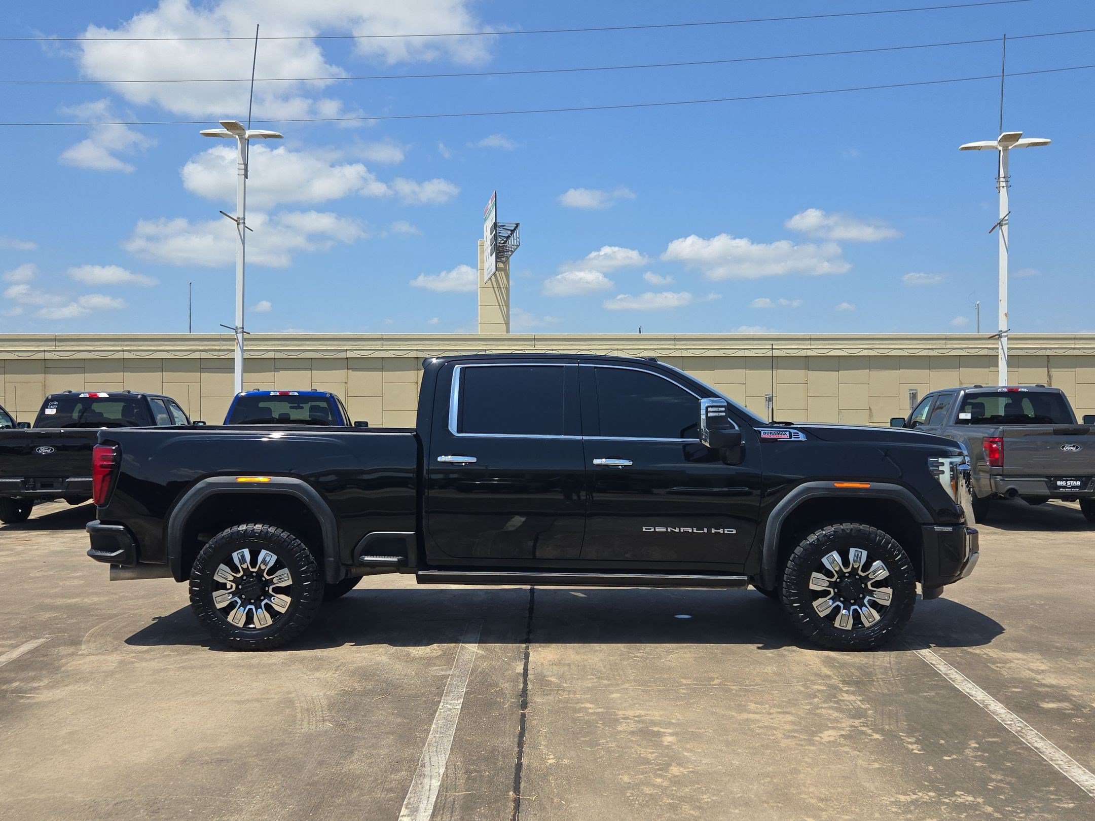 Used 2024 GMC Sierra 2500 Denali w/ Denali Reserve Package AWD/4WD image 2