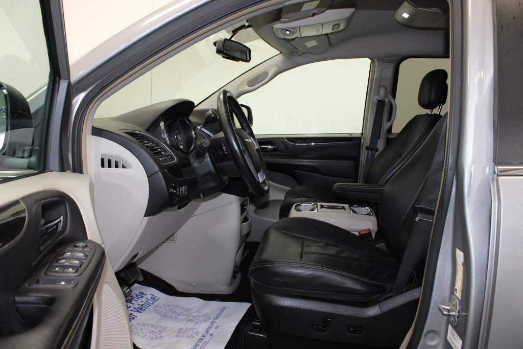 Used 2014 Chrysler Town & Country Touring FWD image 2