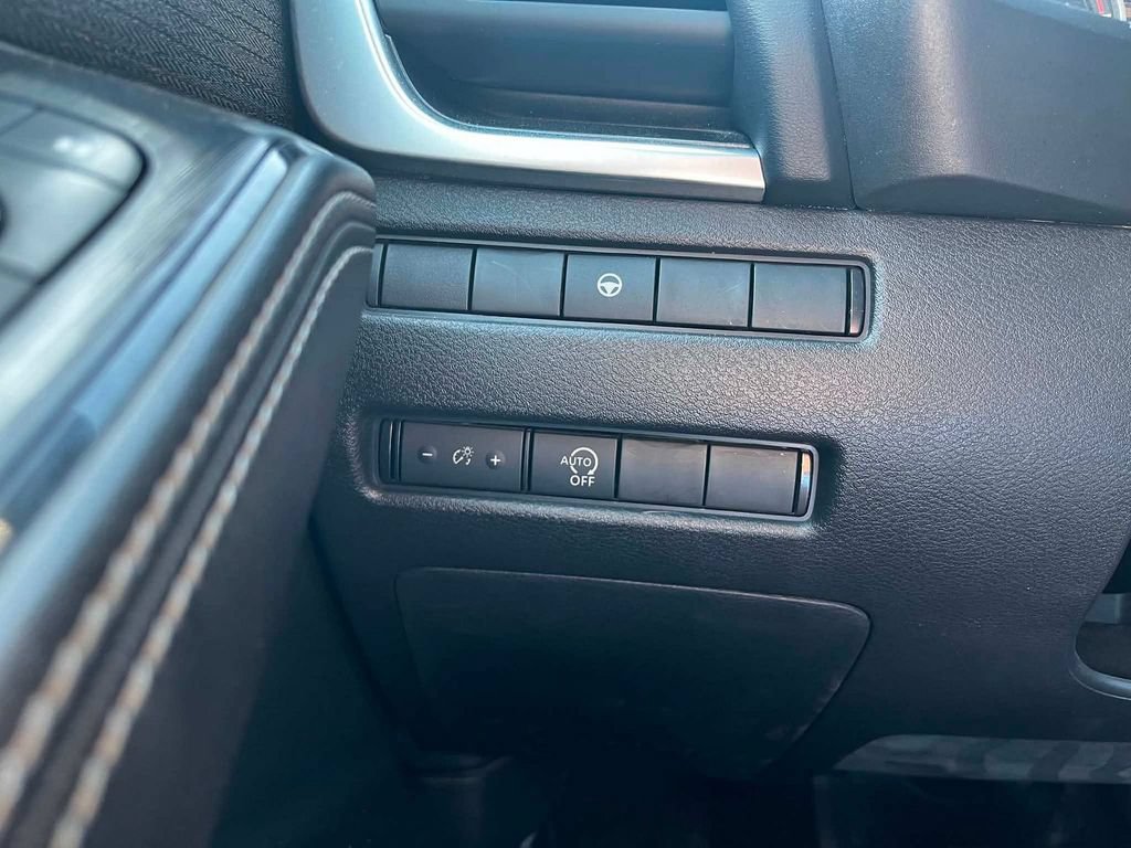 Used 2023 Nissan Rogue SV FWD image 9