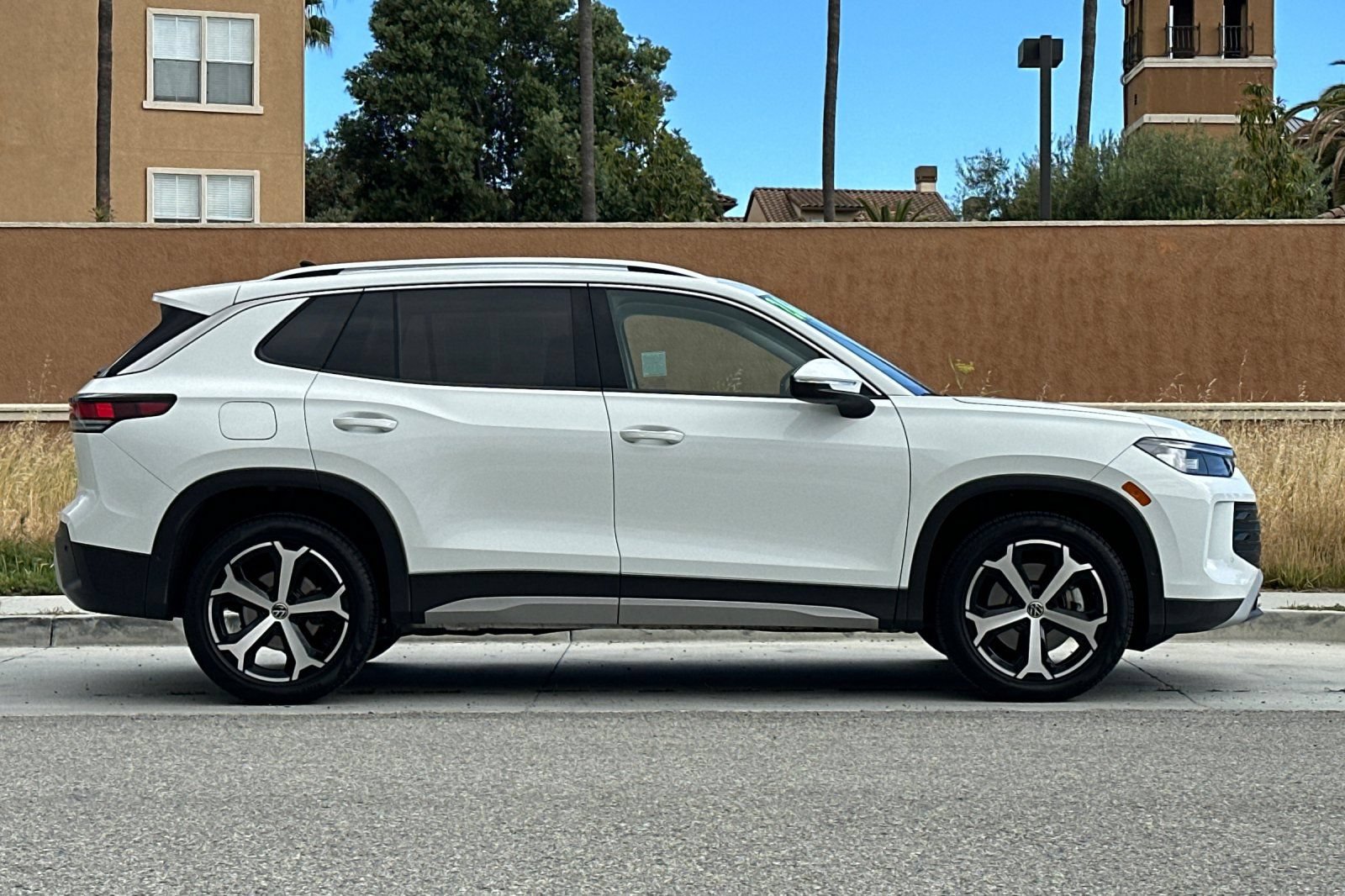 Certified 2026 Volkswagen Tiguan SE w/ Panoramic Sunroof Package AWD/4WD image 3