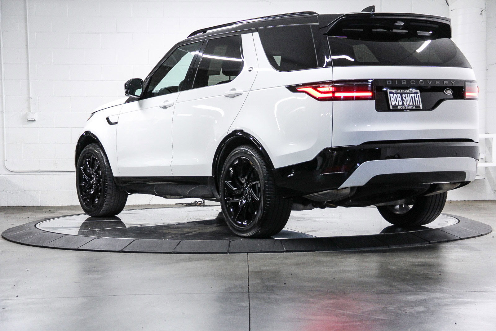 Used 2023 Land Rover Discovery S R-Dynamic image 4