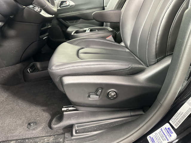 New 2027 Chrysler Pacifica Select FWD image 5