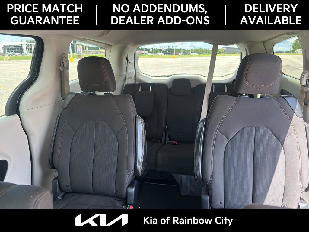 Used 2017 Chrysler Pacifica Touring FWD image 16