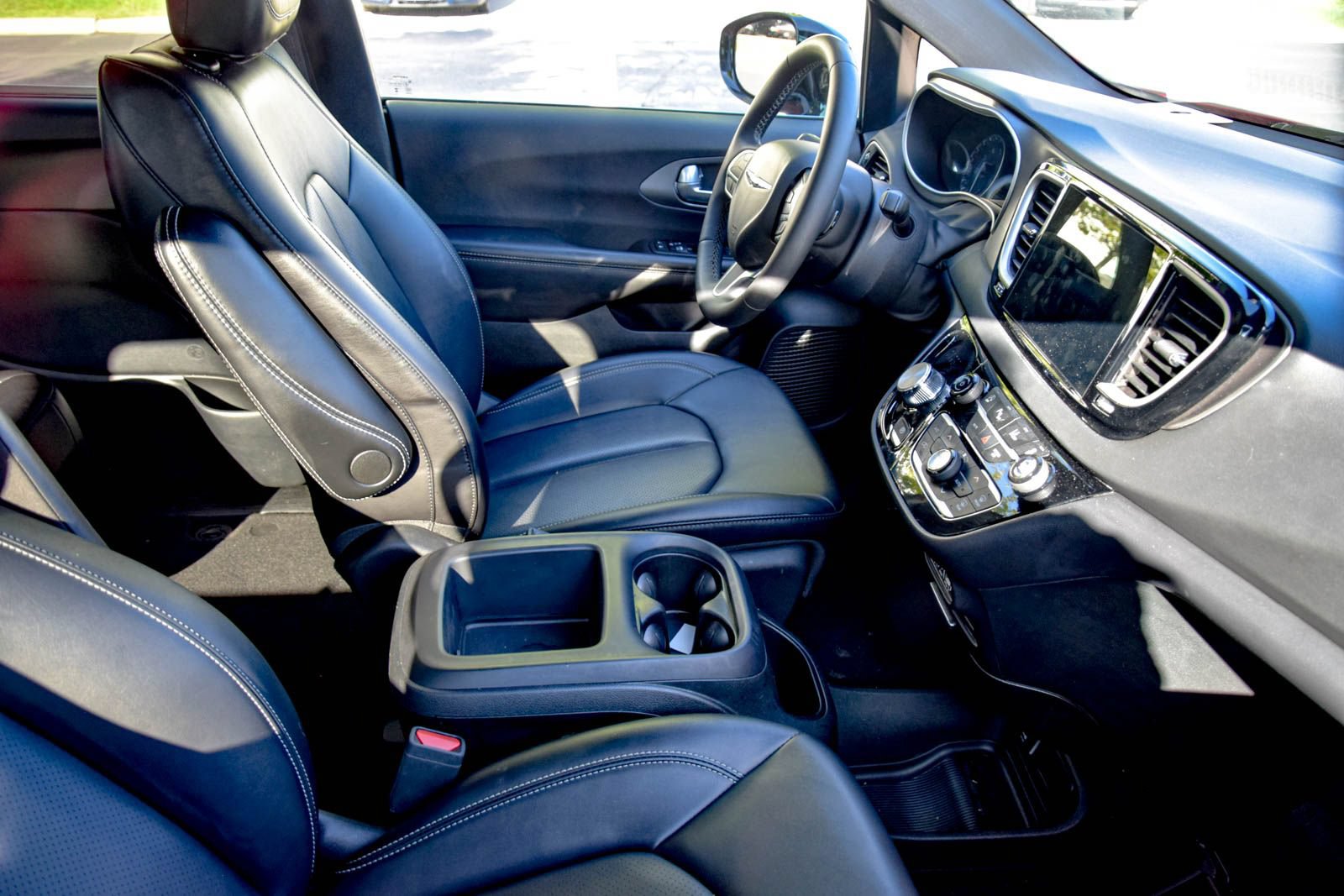 Used 2025 Chrysler Pacifica Select FWD image 7