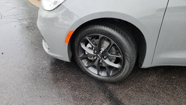 Certified 2023 Chrysler Pacifica Limited w/ Uconnect Theater Family Group AWD/4WD image 4