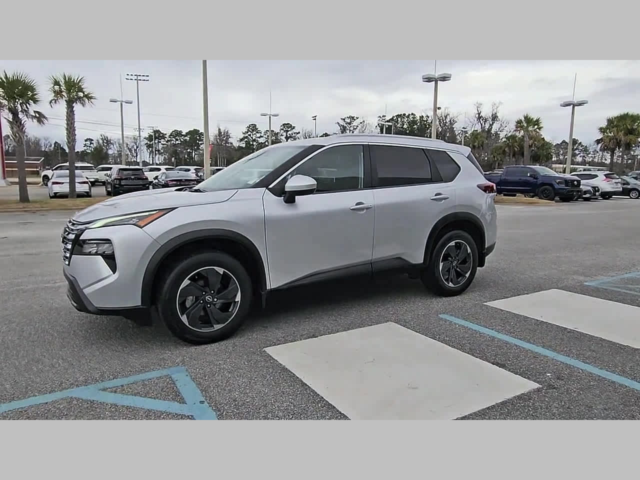 Used 2024 Nissan Rogue SV w/ SV Premium Package image 24