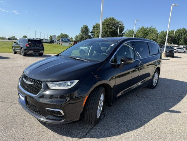 Used 2023 Chrysler Pacifica Touring-L FWD image 3