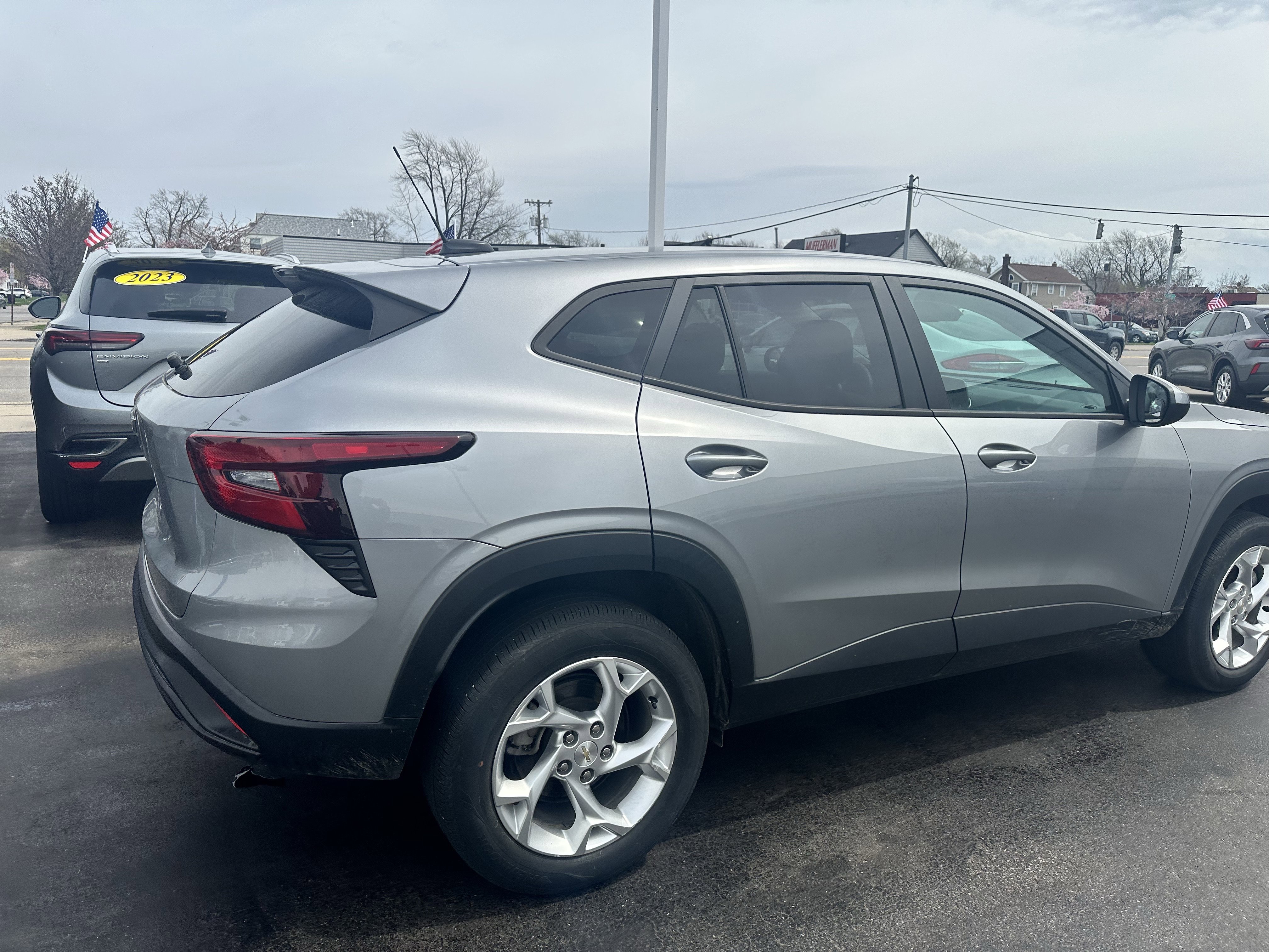 Used 2024 Chevrolet Trax LS w/ LS Convenience Package image 8