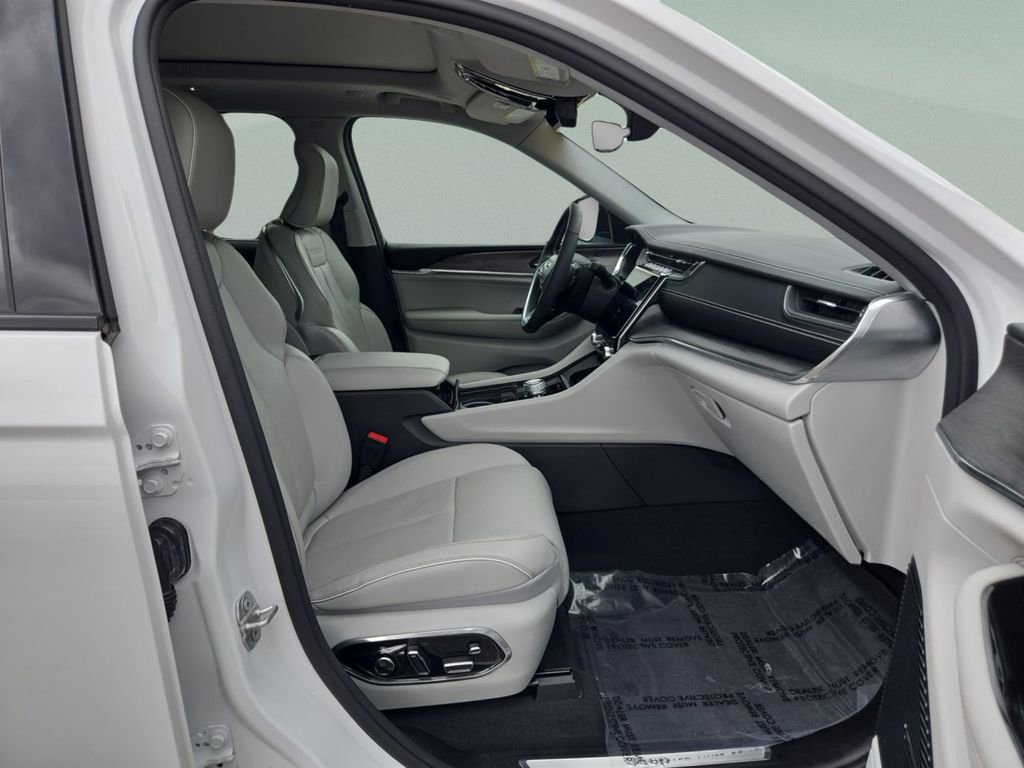 Certified 2023 Jeep Grand Cherokee Overland w/ Luxury Tech Group IV image 18