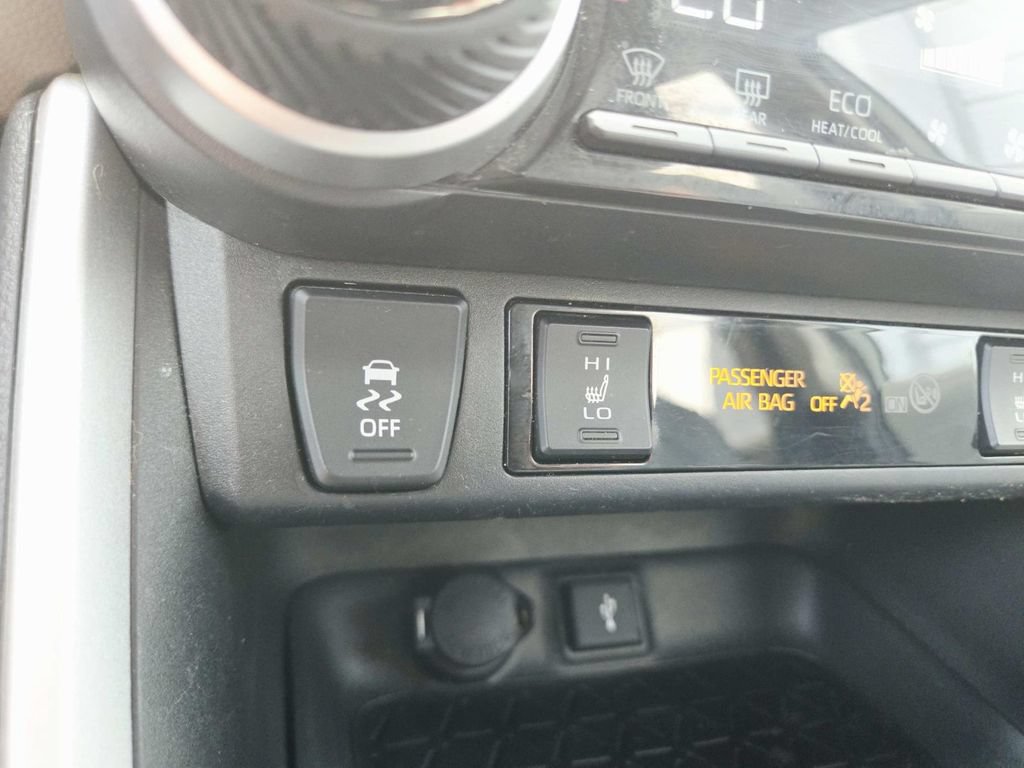 Used 2022 Toyota RAV4 XLE Premium AWD/4WD image 28