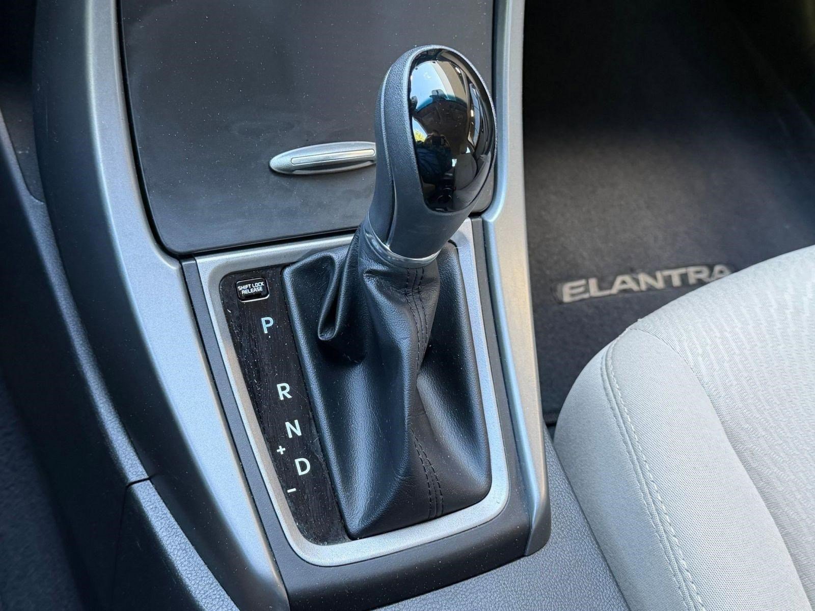 Used 2015 Hyundai Elantra SE w/ Option Group 02 FWD image 14